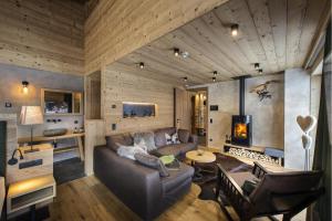 ein Wohnzimmer mit einem Sofa und einem Kamin in der Unterkunft Alphotel Tyrol in Ratschings