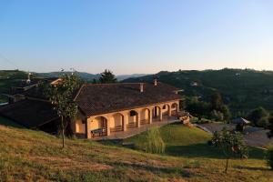 a house on the side of a hill at LA CASA IN CAMPAGNA esclusiva in Calosso