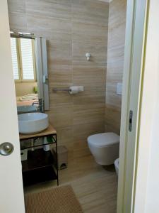 A bathroom at MonoPat