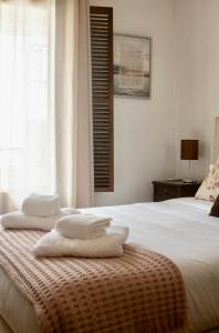 ein Schlafzimmer mit zwei Handtüchern auf einem Bett in der Unterkunft Apartamento do Arquinho I - by VinteOito in Amarante