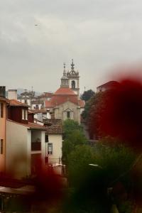 vista su una città con una chiesa sullo sfondo di Apartamento do Arquinho I - by VinteOito ad Amarante