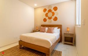 um quarto com uma cama e duas mesas de cabeceira em Goldsmith by Kukun em Cidade do México