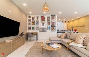墨西哥城的住宿－Goldsmith by Kukun，带沙发和平面电视的客厅