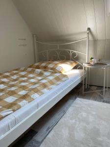 een slaapkamer met een bed en een bijzettafel bij Ferienwohnung in Bremerhaven in Bremerhaven