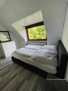 een slaapkamer met een groot bed en een raam bij Ferienwohnung in Bremerhaven in Bremerhaven