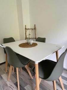 een witte eettafel en stoelen in een kamer bij Ferienwohnung in Bremerhaven in Bremerhaven