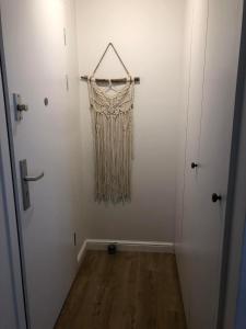 ein weißer Raum mit einem Vorhang an der Wand in der Unterkunft Przytulna kawalerka nad Jeziorem Długim darmowy parking i rowery in Olsztyn