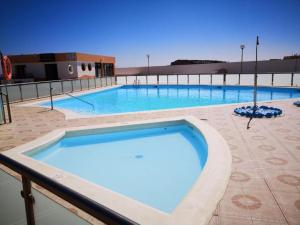 duży basen na dachu budynku w obiekcie Sun apartment Antigua w mieście Costa de Antigua