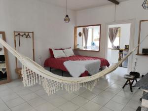 a bedroom with a hammock bed in a room at Refúgio do Esquilo in Marinha Grande