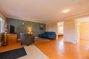 Χώρος καθιστικού στο The Cabins at Alert Bay +35 φωτογραφίες