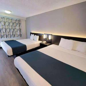 Habitación de hotel con 2 camas y ventana en Motel 6-Anaheim, CA - Maingate en Anaheim