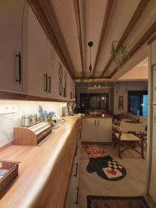 a kitchen with a long counter in a room at Villa da tatilinizin tadını çıkartın in Side