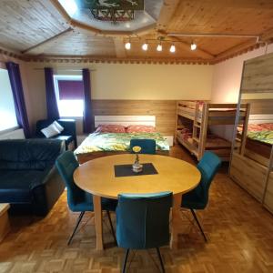 Posezení v ubytování Zimmer und Appartement Marktcafe Sankt Peter am Kammersberg 87