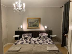 um quarto com uma cama e um lustre em Villa Linneryd 1 em Linneryd