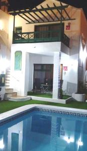Basen w obiekcie Puerto Del Carmen - Apartment 5 - Las Palmeras 3 lub w pobliżu