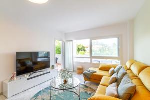 Televízia a/alebo spoločenská miestnosť v ubytovaní MARBELLA BANUS SUITES - Banus Playa Rocio Beach Access Complex