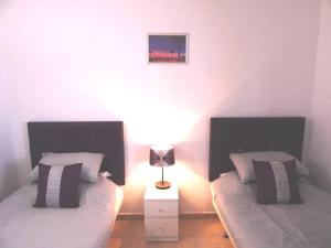 Łóżko lub łóżka w pokoju w obiekcie Puerto Del Carmen - Apartment 5 - Las Palmeras 3