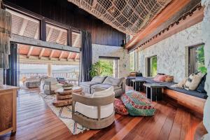uma sala de estar com um sofá e uma mesa em The Aerial, BVI All-Inclusive Private Island em Tortola Island