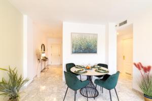 Posedenie v ubytovaní MARBELLA BANUS SUITES - Banus Playa Rocio Beach Access Complex
