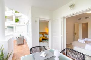 Posteľ alebo postele v izbe v ubytovaní MARBELLA BANUS SUITES - Banus Playa Rocio Beach Access Complex