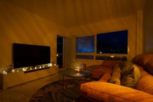 Televízia a/alebo spoločenská miestnosť v ubytovaní MARBELLA BANUS SUITES - Banus Playa Rocio Beach Access Complex