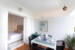 Posteľ alebo postele v izbe v ubytovaní MARBELLA BANUS SUITES - Banus Playa Rocio Beach Access Complex