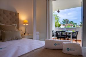 Posteľ alebo postele v izbe v ubytovaní MARBELLA BANUS SUITES - Banus Playa Rocio Beach Access Complex
