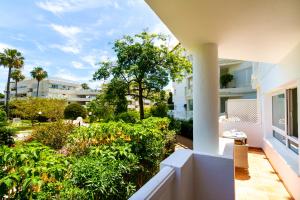 Vonkajšia záhrada v ubytovaní MARBELLA BANUS SUITES - Banus Playa Rocio Beach Access Complex