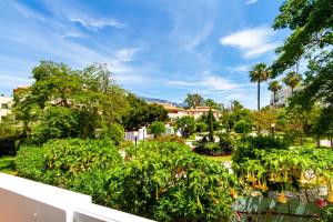 Vonkajšia záhrada v ubytovaní MARBELLA BANUS SUITES - Banus Playa Rocio Beach Access Complex