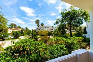 Vonkajšia záhrada v ubytovaní MARBELLA BANUS SUITES - Banus Playa Rocio Beach Access Complex