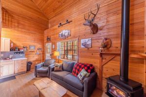 uma sala de estar com lareira num chalé de madeira em Cabin#2 Elk Hallow - Pet Friendly - Sleeps 6 - Playground & Game Room em Payson