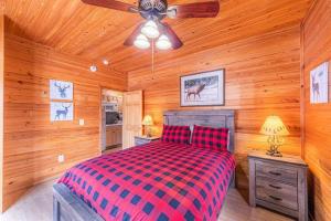 1 dormitorio con 1 cama y ventilador de techo en Cabin#2 Elk Hallow - Pet Friendly - Sleeps 6 - Playground & Game Room, en Payson
