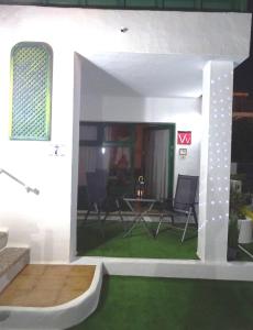 Telewizja i/lub zestaw kina domowego w obiekcie Puerto Del Carmen - Apartment 5 - Las Palmeras 3