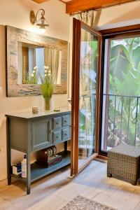 łazienka z biurkiem i oknem w obiekcie Royal Suite Mia w mieście Piran