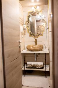 W łazience znajduje się umywalka i lustro. w obiekcie Royal Suite Mia w mieście Piran