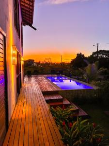 巴拉大的住宿－Oceà Privilegi - Taipu de Fora，日落时分带游泳池的木甲板