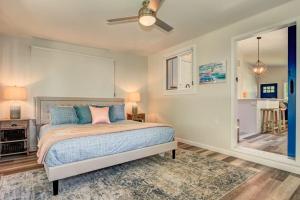 um quarto com uma cama e uma ventoinha de tecto em Boji Waterfront Retreat - Millers Bay Canals em Milford