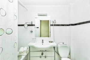 Ένα μπάνιο στο Xenios Possidi Paradise Hotel