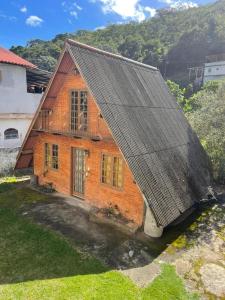 a house with a metal roof on top of it at Chalet confortável na cidade das estrelas in Santa Maria Madalena