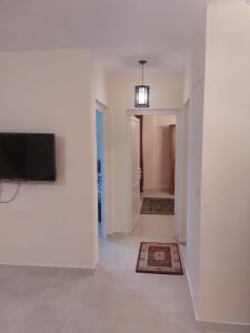 uma sala de estar com uma televisão de ecrã plano na parede em Quiet and comfortable place in Madinaty new cairo em Madinaty