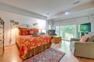 Ένα ή περισσότερα κρεβάτια σε δωμάτιο στο Smallwood Cute Highlands Home with Screened Porch!