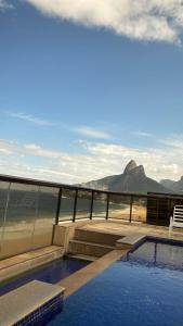 a swimming pool with a view of the ocean at Apto Avenida Vieira Souto in Rio de Janeiro