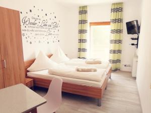 1 dormitorio con 2 camas con estrellas en la pared en Pension Brandner, en Altrandsberg
