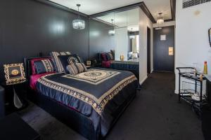 Designer Suites - Versace On View客房内的一张或多张床位