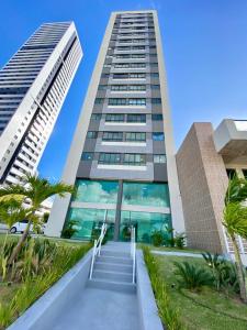 wysoki budynek ze schodami przed nim w obiekcie Apartamento Sofisticado em frente ao Shopping Caruaru w mieście Caruaru