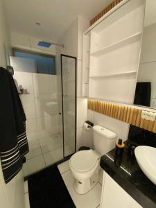 W łazience znajduje się toaleta, umywalka i prysznic. w obiekcie Apartamento Sofisticado em frente ao Shopping Caruaru w mieście Caruaru