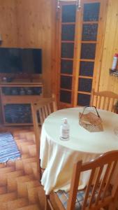 The log house in the village في برامانتا: طاولة عليها سلة في الغرفة