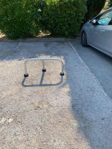 un objeto metálico en la carretera junto a un coche en New Cosy Flat Saint Tropez en Saint-Tropez