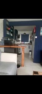 een kamer met een houten tafel en een blauwe muur bij California beachhut chalet in Great Yarmouth
