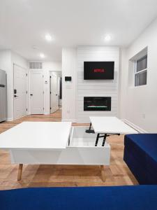 TV a/nebo společenská místnost v ubytování Rivera Properties